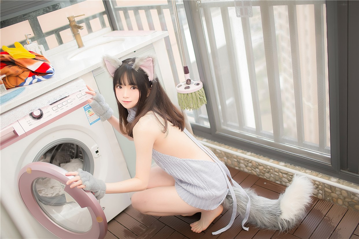 萌娘的露背毛衣