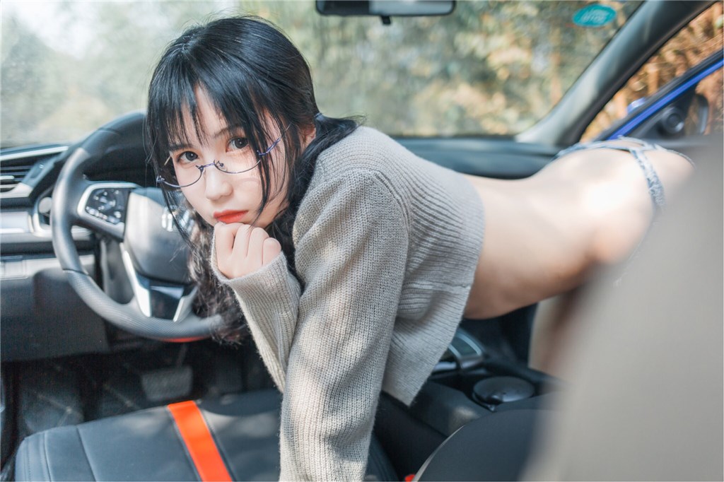 车内双马尾
