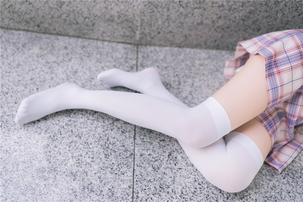 紫红色格裙
