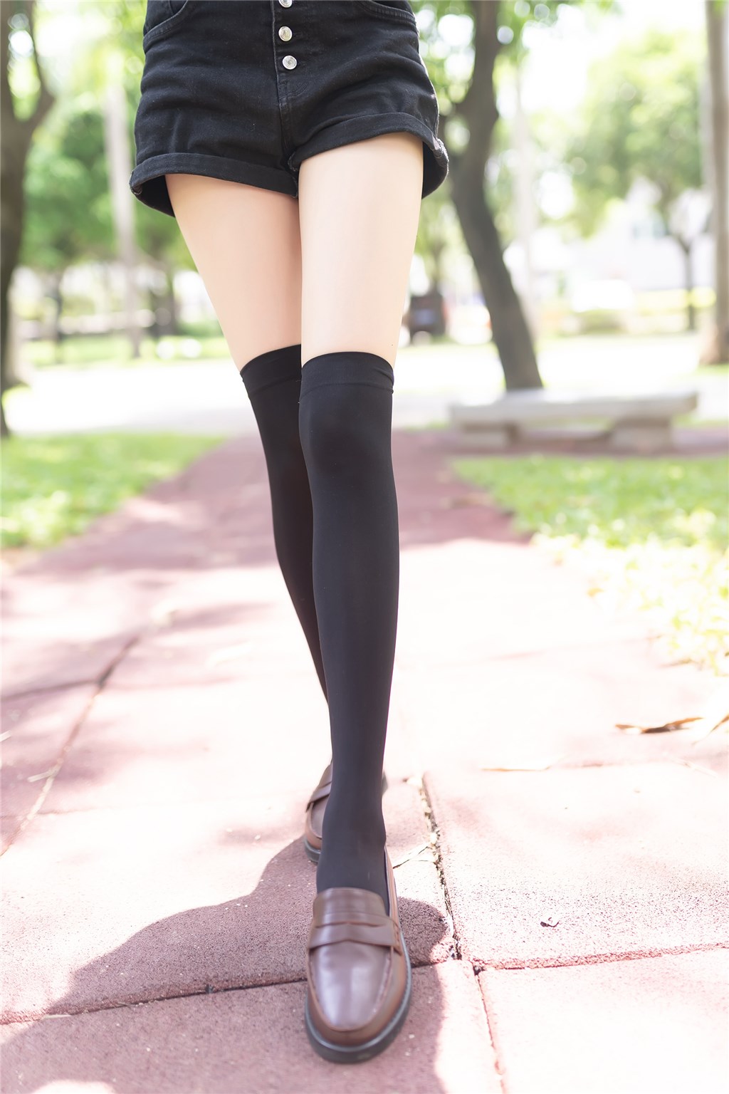 热裤黑袜