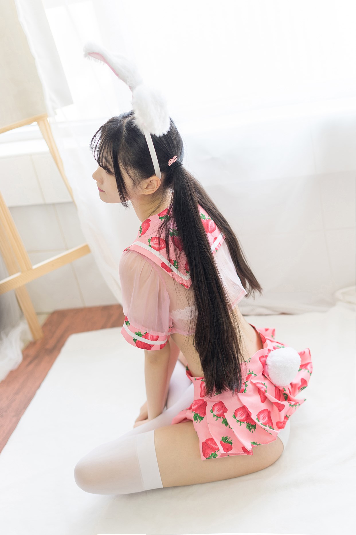 粉色草莓和制服黑丝