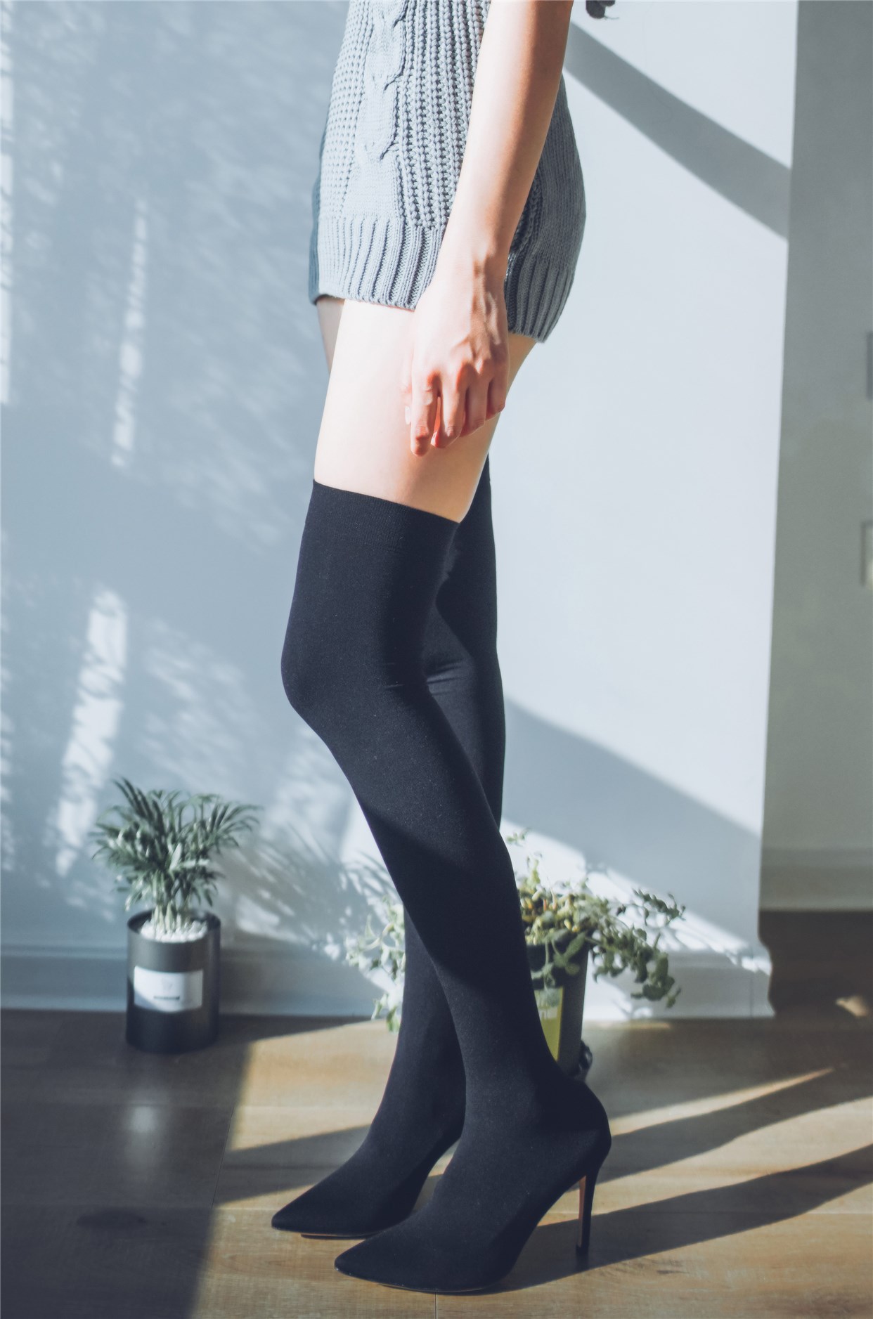 阳光里的露背毛衣