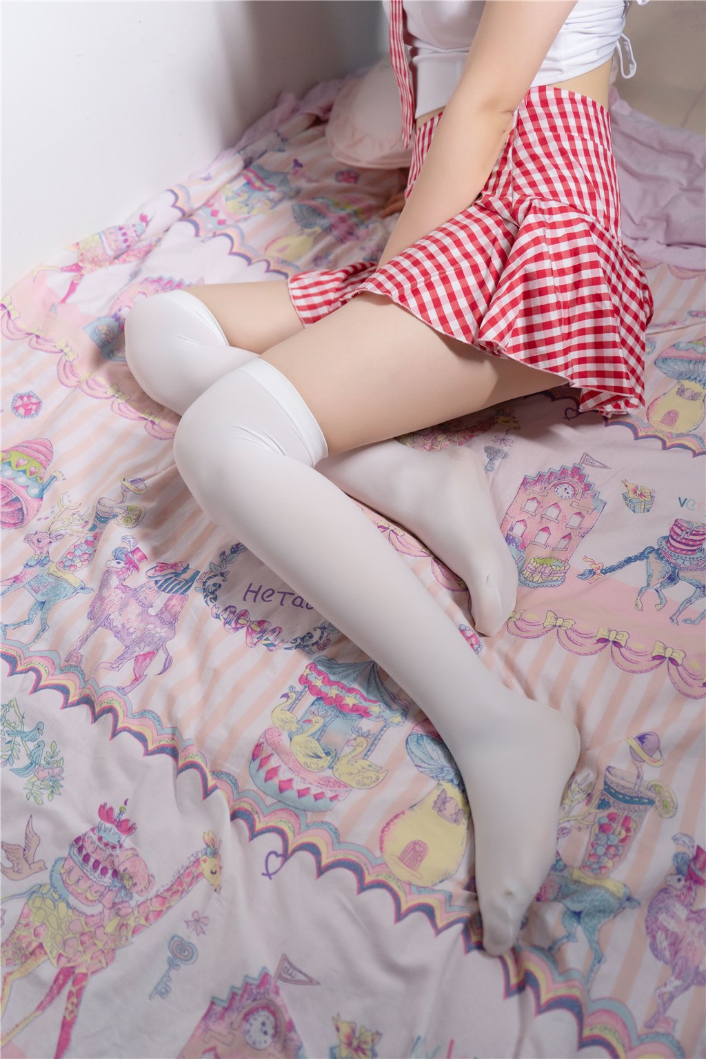 红色格子裙和白丝