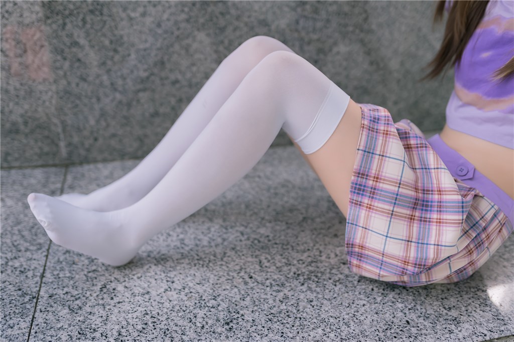 紫红色格裙