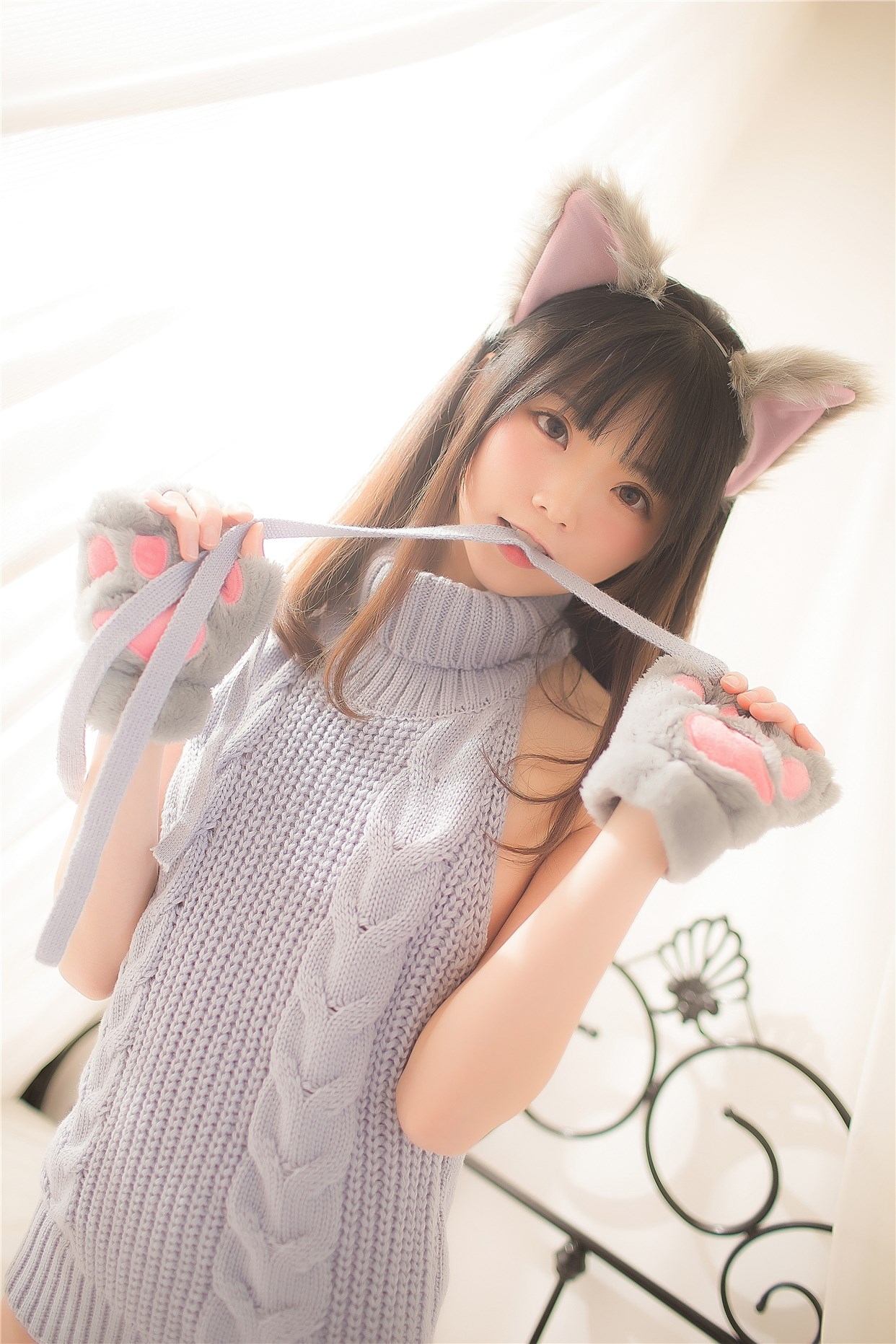 萌娘的露背毛衣