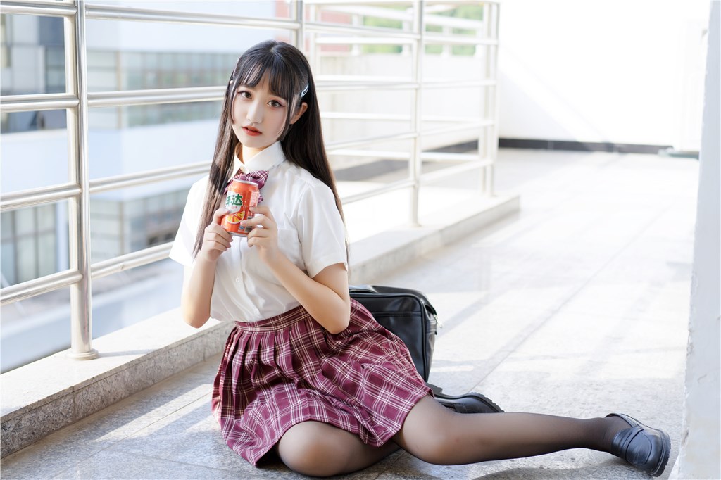 超甜的制服学妹