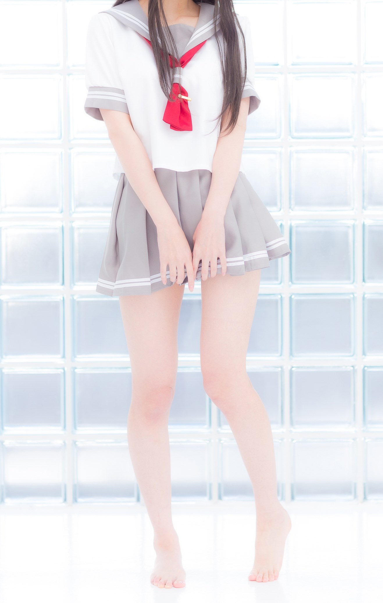 果腿的水手服