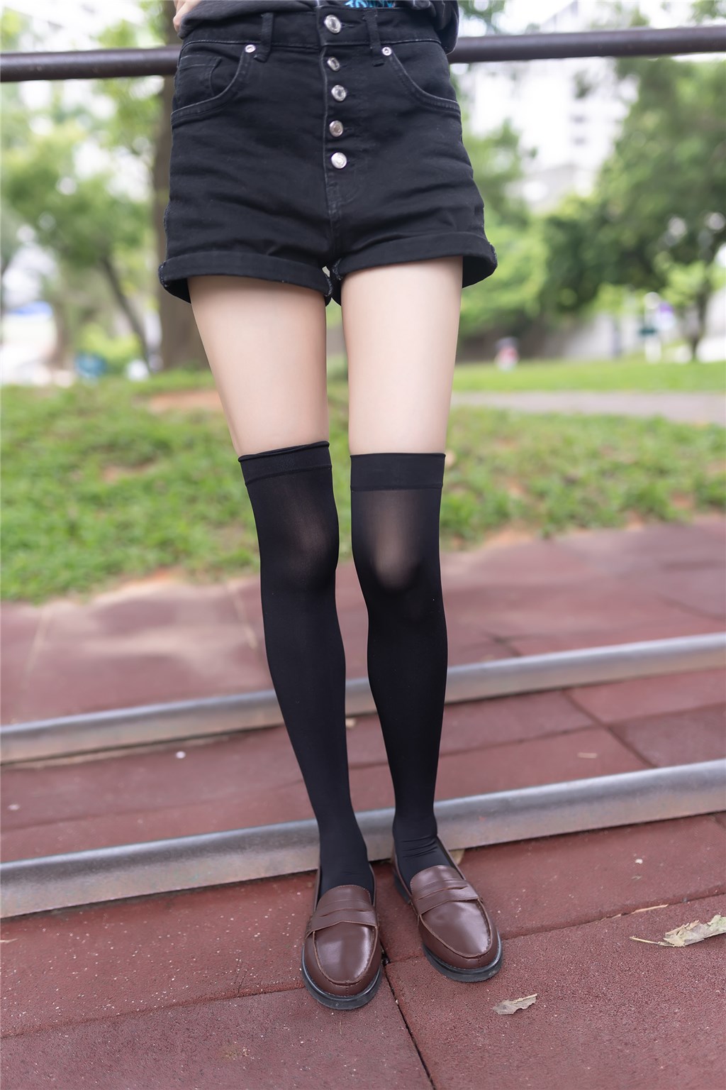 热裤黑袜