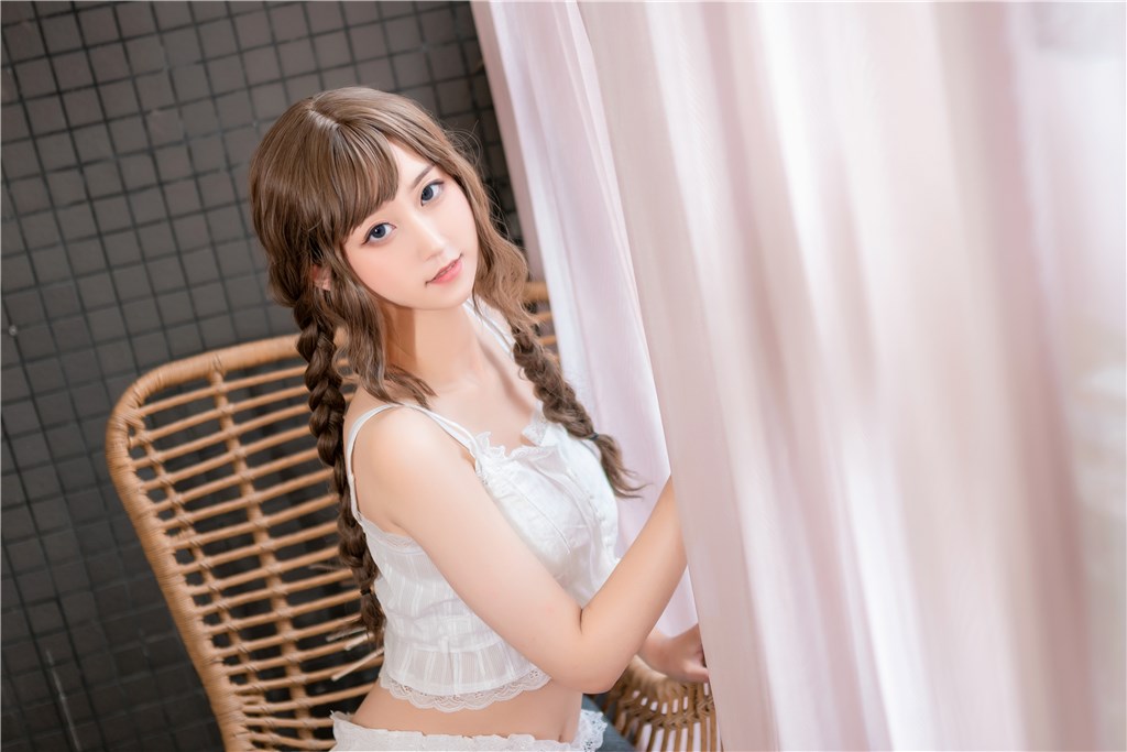双马尾的白色居家服