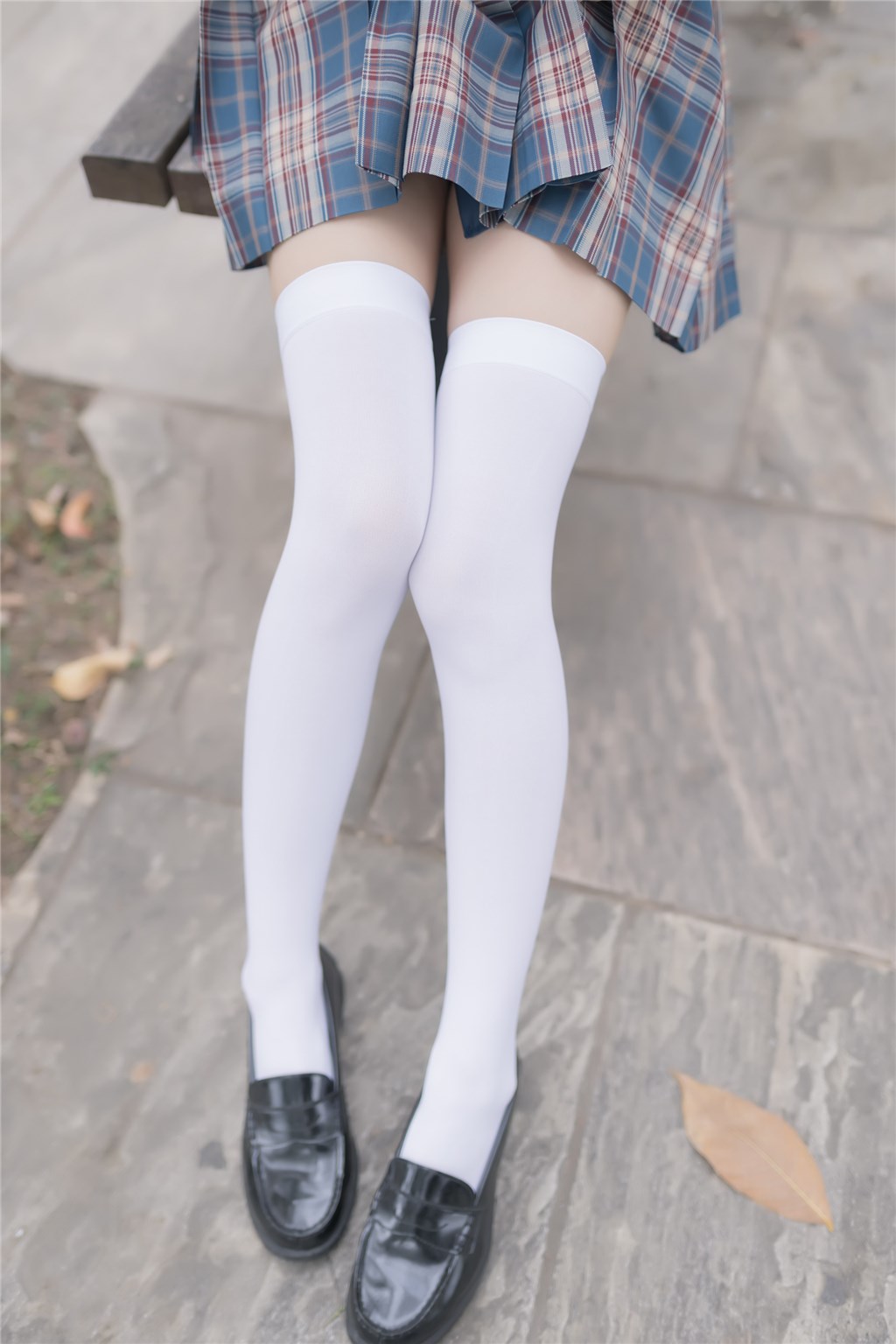 路边的椅子上