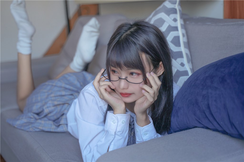 果腿制服裙