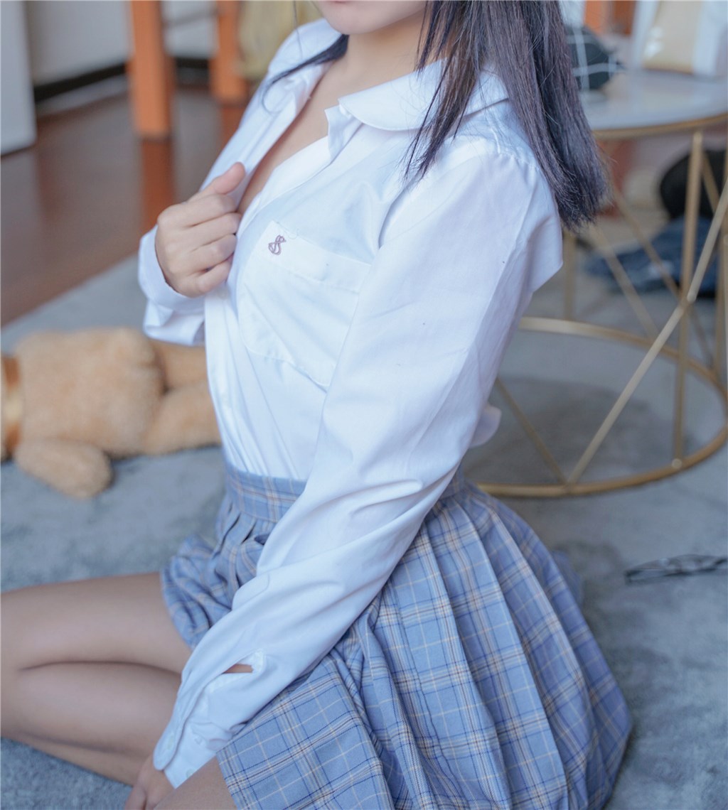 果腿制服裙